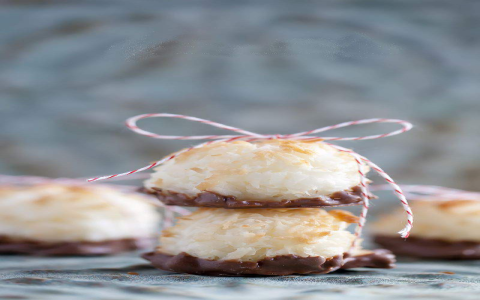 Delicious Chocolate Dipped Coconut Macaroons： A Simple Recipe Guide