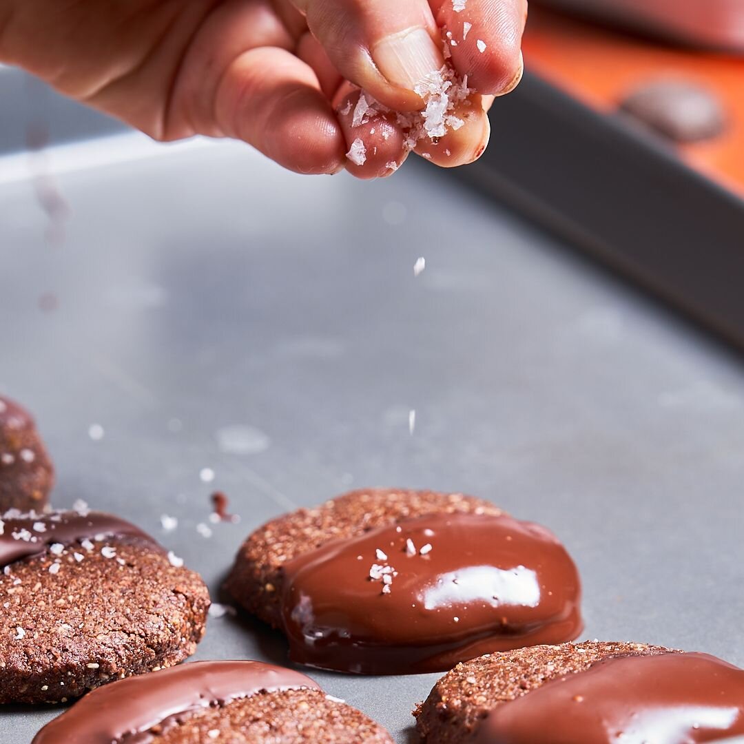 How to Make Smooth Dipping Chocolate with Coconut Oil for Treats