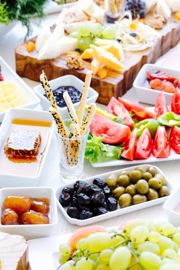 Food Party Essentials： Must-Haves for a Memorable Gathering