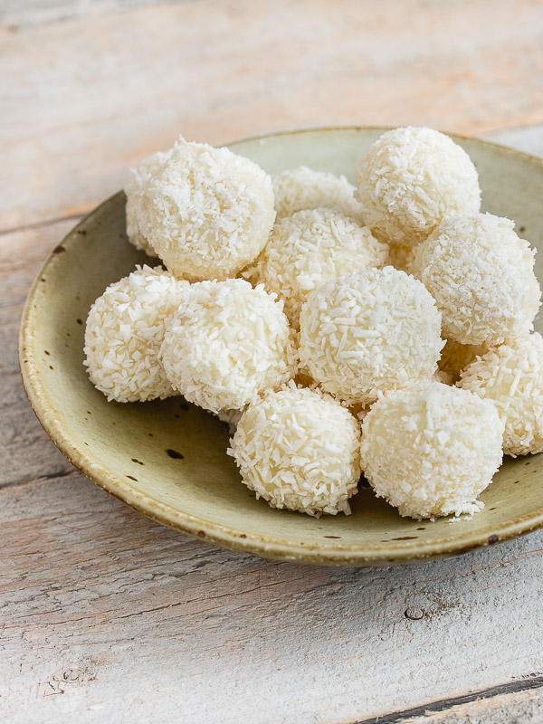 Irresistible Coconut Balls in White Chocolate – A Sweet Delight!