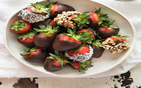 DIY Chocolate-Dipped Strawberries with Coconut Oil: Easy & Delicious Recipe